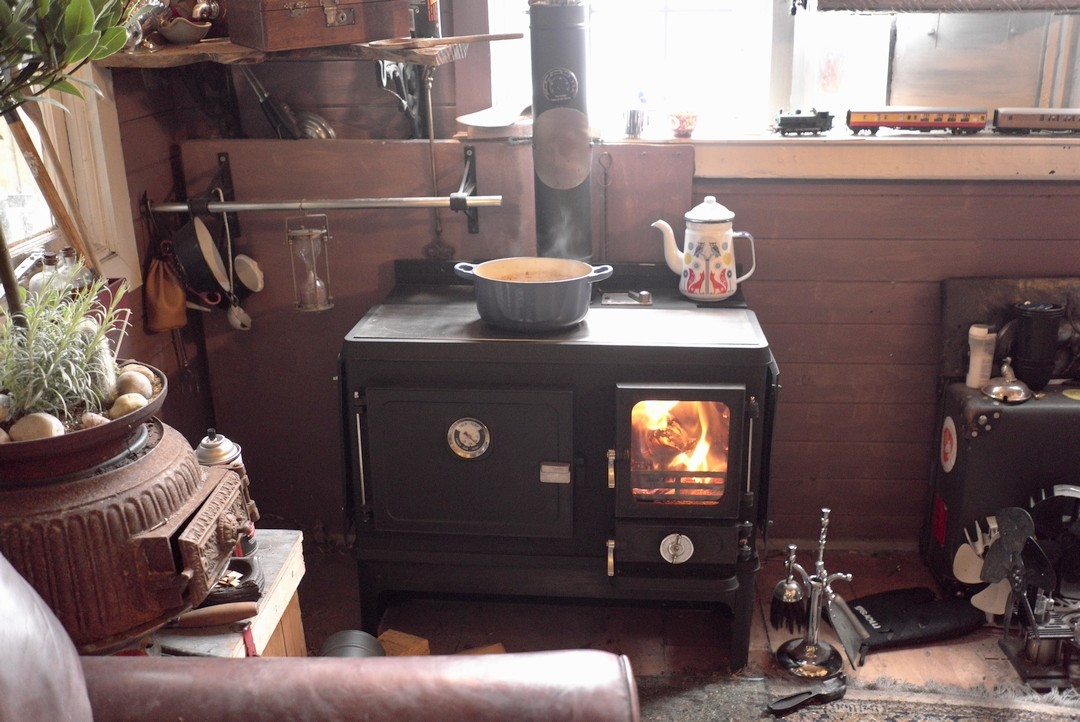 https://www.woodcookstove.com//media/catalog/product/cache/1/image/9df78eab33525d08d6e5fb8d27136e95/t/h/the-tiny-cook-stove-033.jpg